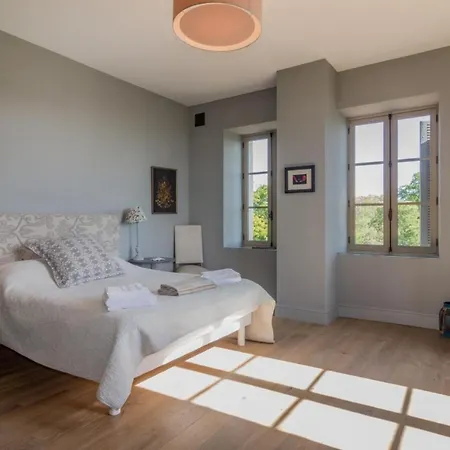 Larroque-sur-l'osse Sleeps 8 With Pool
