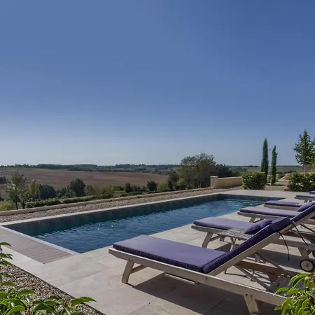 Larroque-sur-l'osse Sleeps 8 With Pool