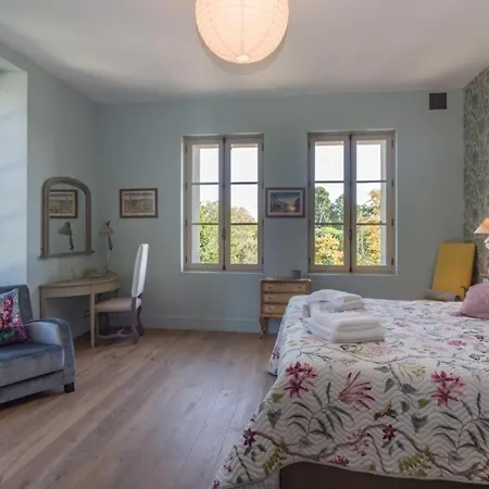 Larroque-sur-l'osse Sleeps 8 With Pool